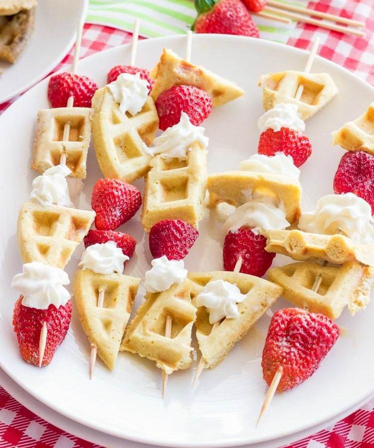 Vafle nakrájame, napichneme na jahody a podávame so smotanou