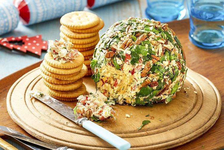 Syrová guľa ako klasická párty večera z USA