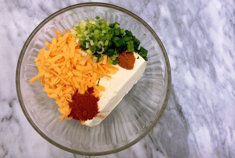 Smotanové tvarohové guľky si pripravte sami, zmiešajte ingrediencie