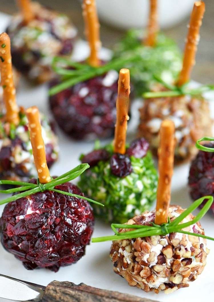 Guľôčky smotanového syra s vlašskými orechmi, brusnicami a pažítkou prepadnite