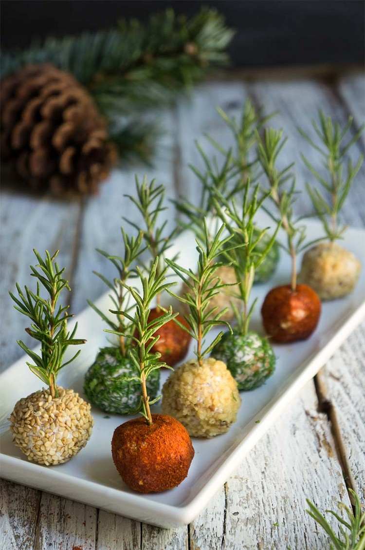 Ozdobte krémové tvarohové gule na vianočný bufet