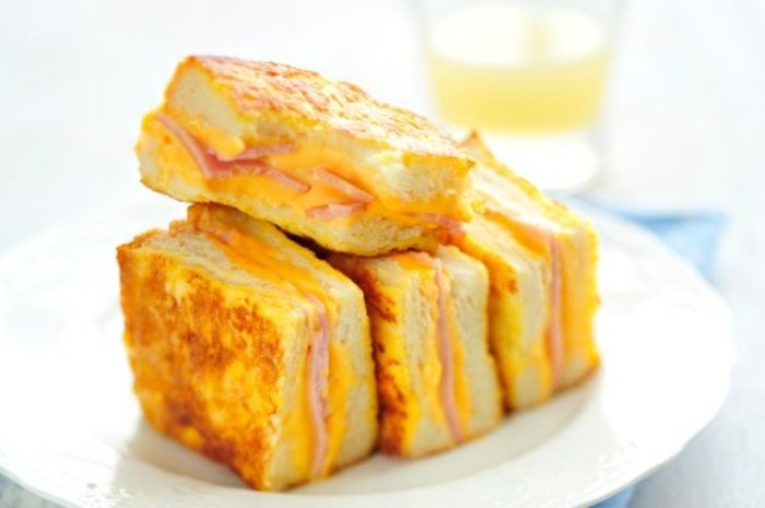 Šunkové a francúzske chlebíky Croque monsieur sendviče so šunkou