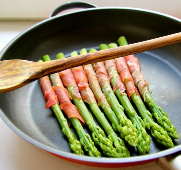 Pečená zelená špargľová tyčinka so šunkou prosciutto nápady na zdravé a chutné jedlo na prst