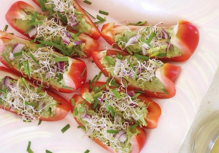 Papriku nakrájajte na tvarohovú panvicu a podávajte so zdravými klíčkami a creme fraîche Paprikou plnené zdravé klíčky