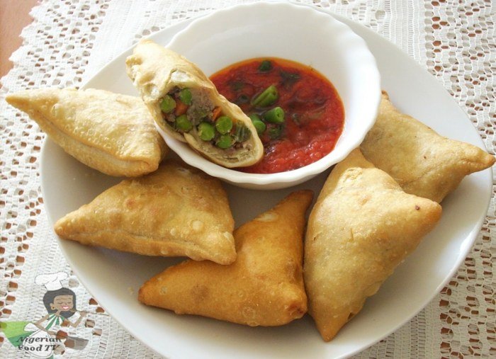 Vyprážané vrecká na pečivo s hráškom, mladou fazuľou a mletým mäsom z Nigérie Vrecia nigérijské