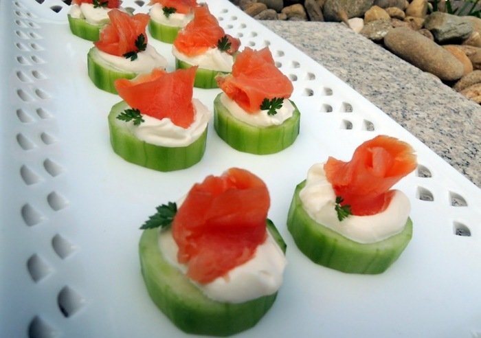 z Ázie surový losos sockeye na uhorke a smotanovom syre Uhorka s lososom a krémom-fraiche