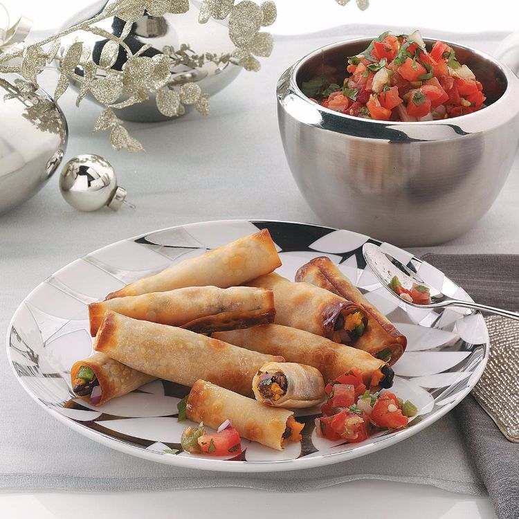 Príprava finger food vegetariánskych ľahkých karibských jarných závitkov