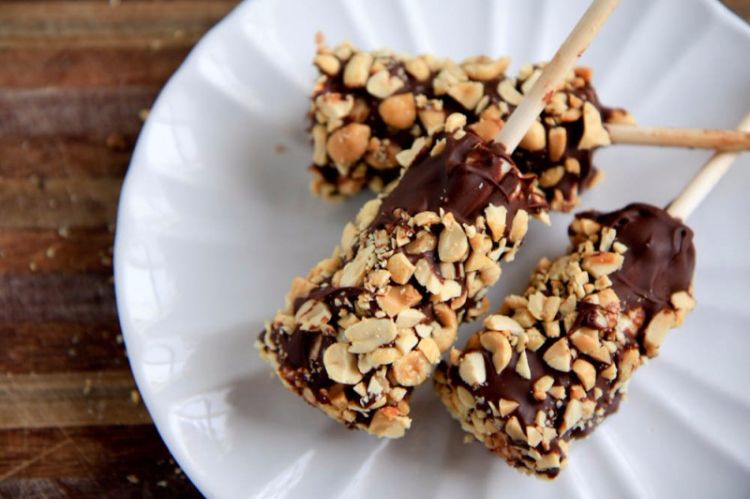 finger food-vegetariánske-pripraviť-banán-zmrzlina-arašidy