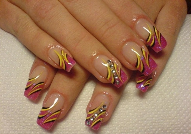 ružové trblietavé nechty obrazový dizajn žltý