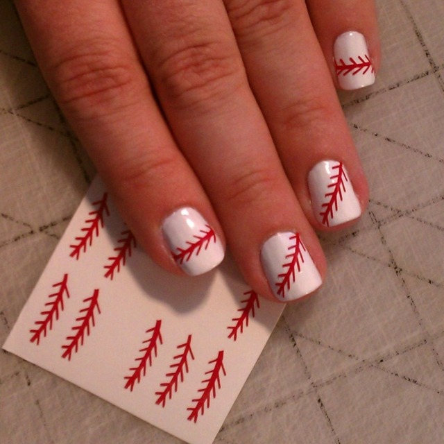 lak na nechty biely dizajn samolepky jednoducho efektívny