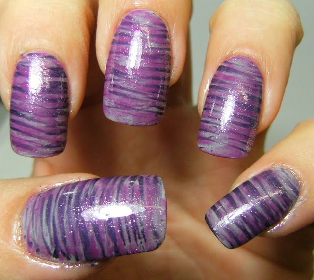 lakovanie nechtov zebra vzor pruhy fialové nuansy