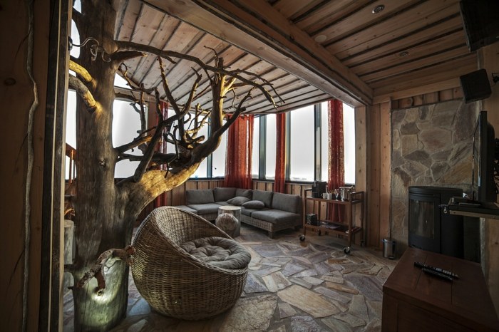 Fínska suita s obývacou izbou v rustikálnom štýle fínska dovolenka so safari suite obývacia izba krbová pec strom