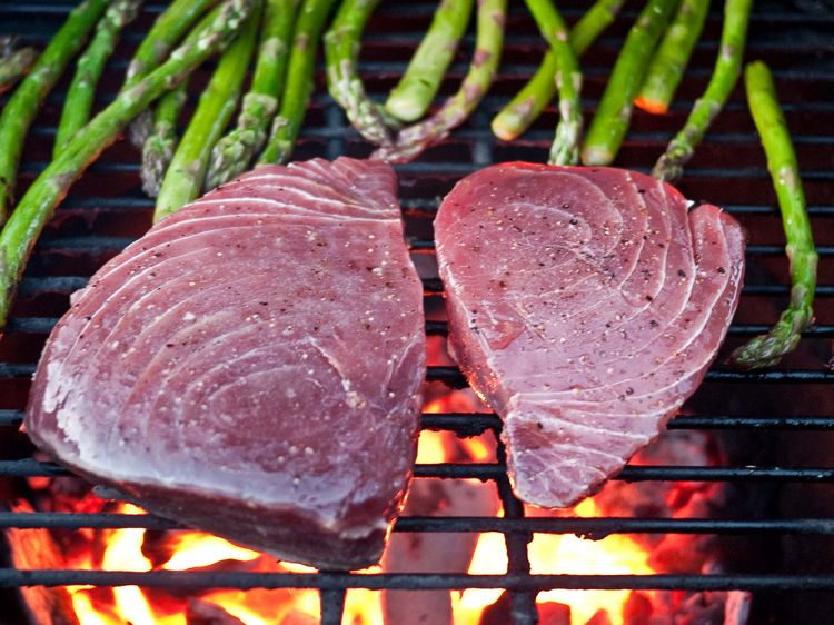 Grilovaný tuniak s prílohou zo zelenej špargle