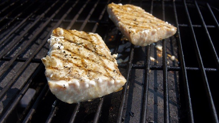 Rybie filé zlatá makrela na grile