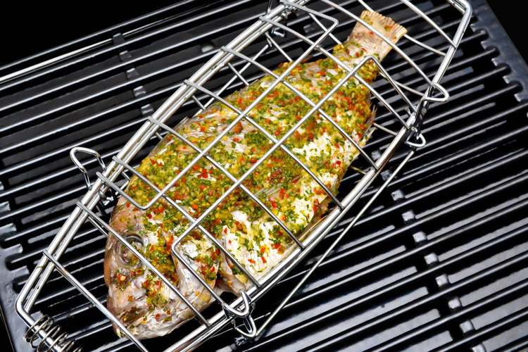 celé ryby príslušenstvo na grilovanie marinádové korenie