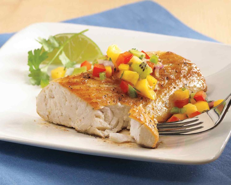 Grilované rybie filé Mahi Mahi s mangovou salsou