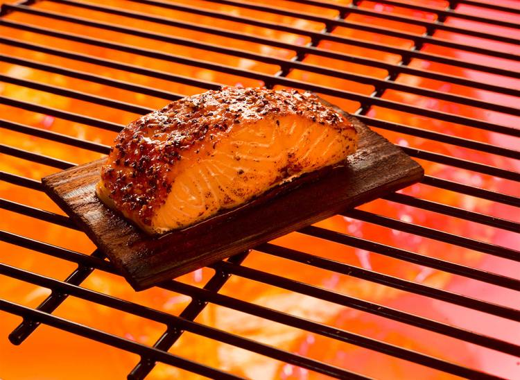 Filet z lososa ugrilujte na cédrovom dreve