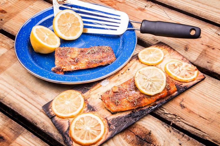 Losos na cédre, grilovanie citrónov