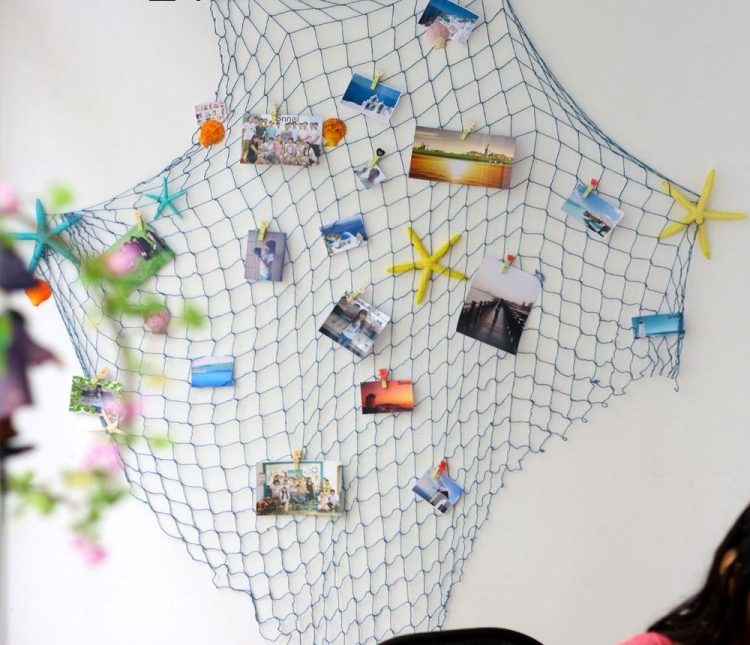 modrá rybárska sieť s obrázkami na stene Dekorácia rybárskej siete modrá-dekorácia-stena-fotky-hviezdice