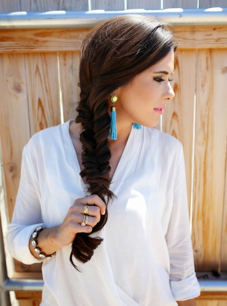 Bočný vrkoč rybie kosti Inštruktážne trendy účesu pre letný look Bočný vrkoč rozcuchaný rybí cop návod s trendmi objemového účesu