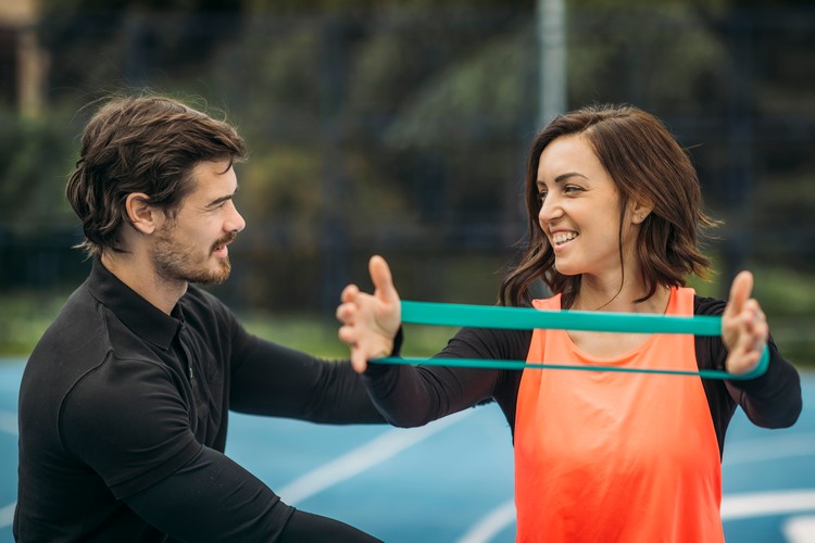 Cvičenie vo fitku prospieva cvičeniam hornej časti tela s vlastnou váhou