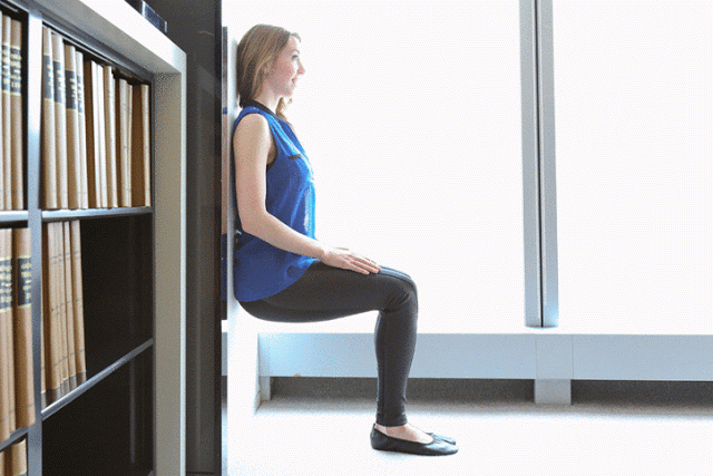 fitnes-cvičenia-doma-v kancelárii-tréning-cvičenie-drep-stena-fit