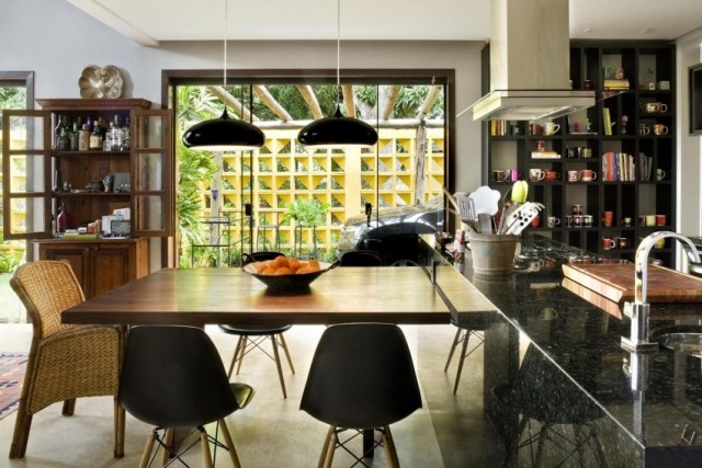 Obytné priestory v podkroví majú prístup k interiérovému dizajnu záhradného cobogo domu