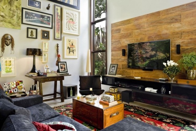 Eklektický nábytok do obývačky kombinovaný s dizajnovými kúskami stien z prírodného kameňa