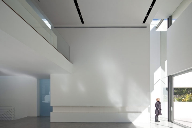 Dom-Tel Aviv-biele steny-vysoké stropy-svetlo zaplavený dizajn obytného priestoru