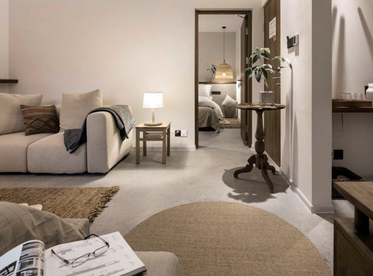 vila s plochou strechou zariadená dvojmiestnym dreveným stolíkom z koberca