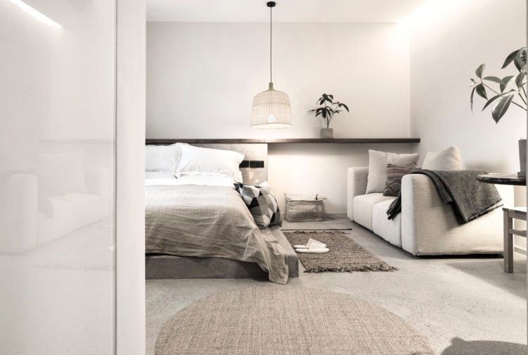 Interiér vily s plochou strechou, spálňa, moderné zariadenie