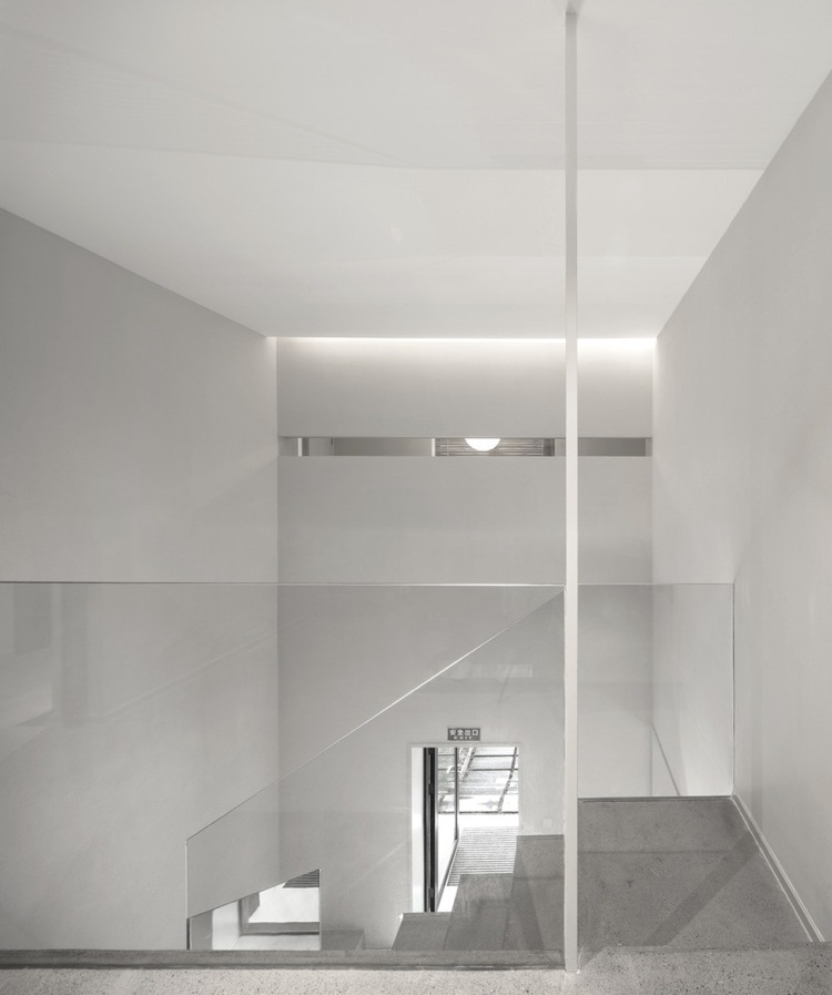 sklené zábradlie vily s plochou strechou