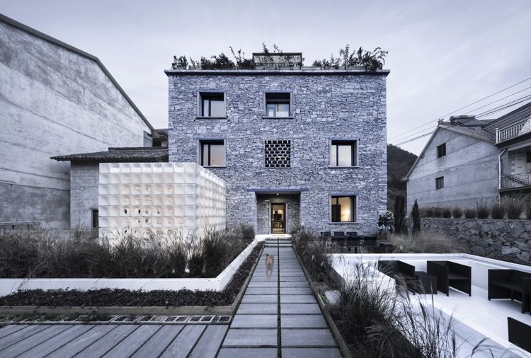 vila s plochou strechou jednoplášťová strecha ozelenená rozsiahla drevená terasa