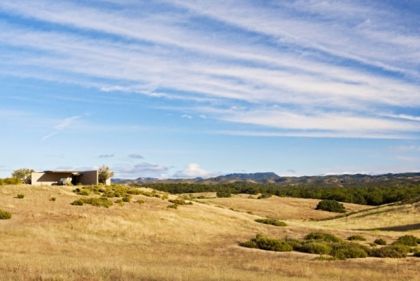 Bočný pohľad na dizajn domu s plochou strechou v modernom architektonickom štýle