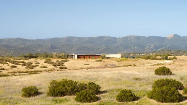 prezrieť aj dizajnérsky dom s plochou strechou v modernom štýle