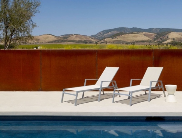 biele ležadlá s plochou strechou v modernom stavebnom štýle