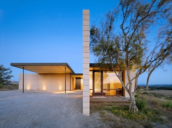 z bočného dizajnu domu s plochou strechou v modernom architektonickom štýle