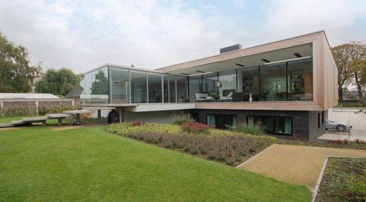 Dizajn domu s plochou strechou drevený obklad-rám-projekcia-sklo