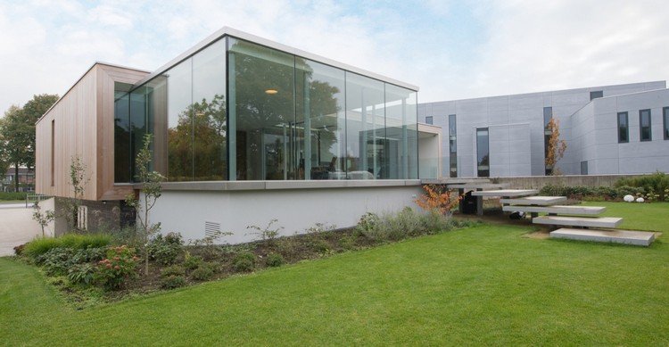 Dizajn domu s plochou strechou drevené obklady-čelné okná-previs