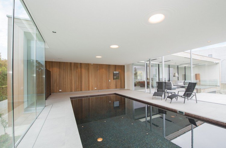 Dom s rovnou strechou-cédrový obklad-konzolové-krytý bazén