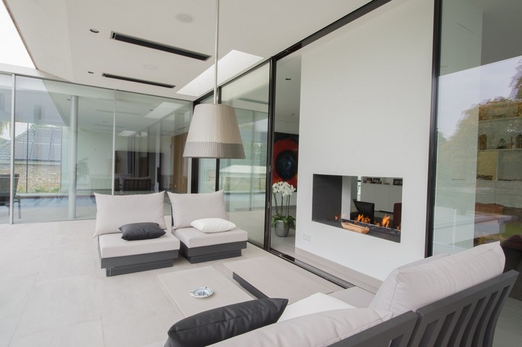 Dom s plochou strechou-terasa-sklenené posuvné dvere-krb-exteriérový nábytok