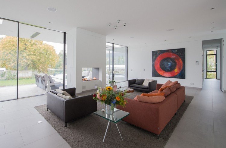 Nástenný dizajn domu s plochou strechou a krbom