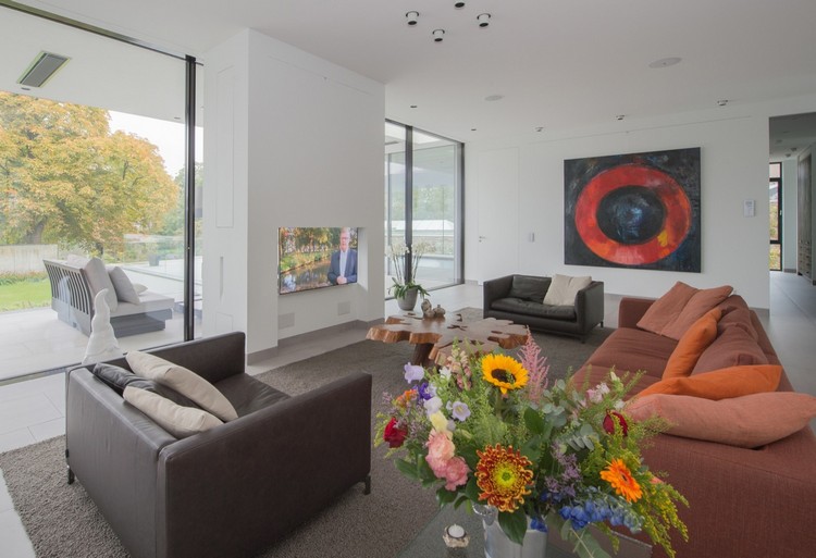 Dom s plochou strechou-interiér-biele-steny-obývačka-tv