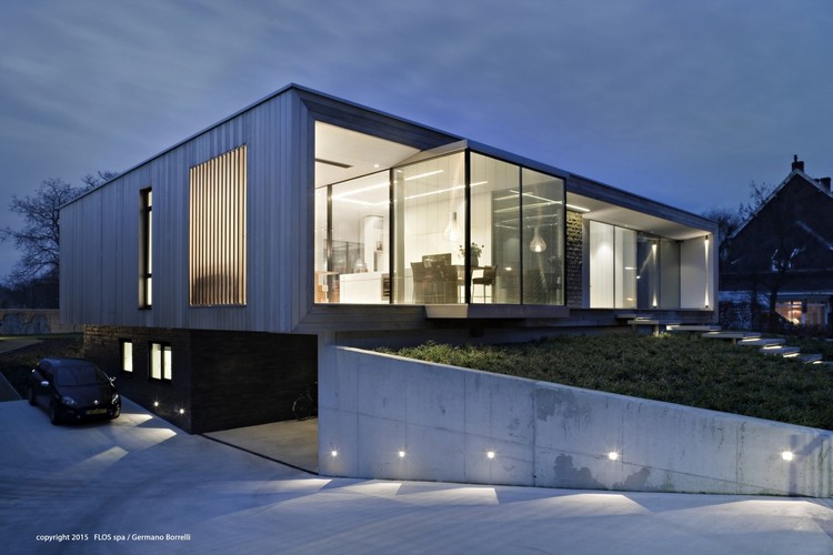 Dizajn domu s plochou strechou garážový podpivničený cédrový obklad