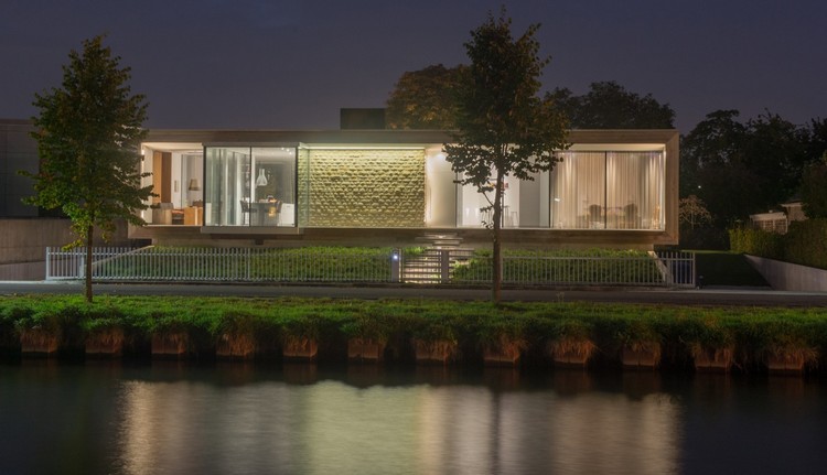 Dizajn domu s plochou strechou-drevený obklad-uličný-bočný kanál