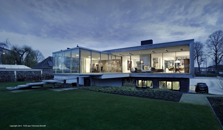 Dom s plochou strechou-dizajn-cédrové obklady-konzolové miestnosti