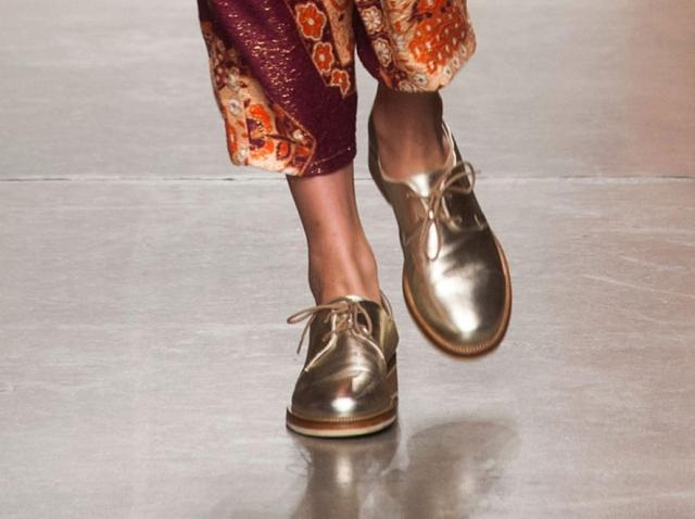 Strieborné mokasíny ako doplnok k farebným nohaviciam mokasíny-ploché-topánky-ženy-leto