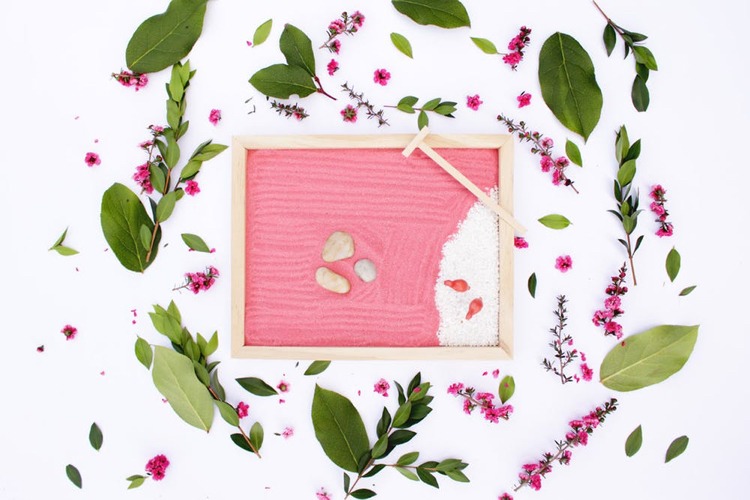 vyrobte si mini skalku na dekoráciu plameniaka sami