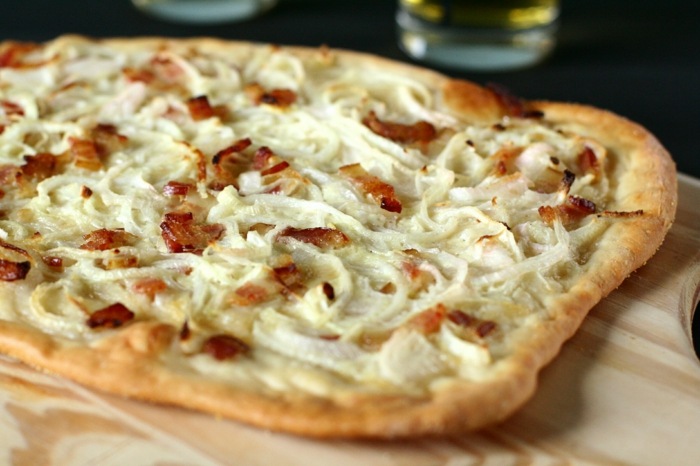 Flammkuchen - jedlo pre celú rodinu Recept na pizzu pečenú cibuľu Tarte flammkuchen