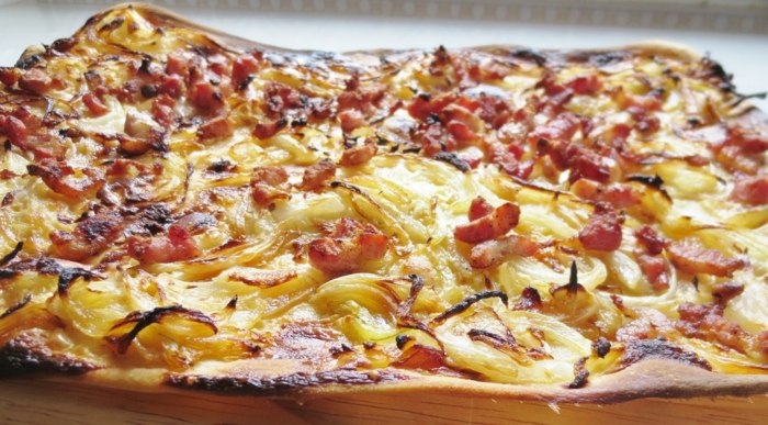 Pečenie tarte flambée - poleva zo šunky a cibule tarte flambée pečte cibuľu z francúzskej misky